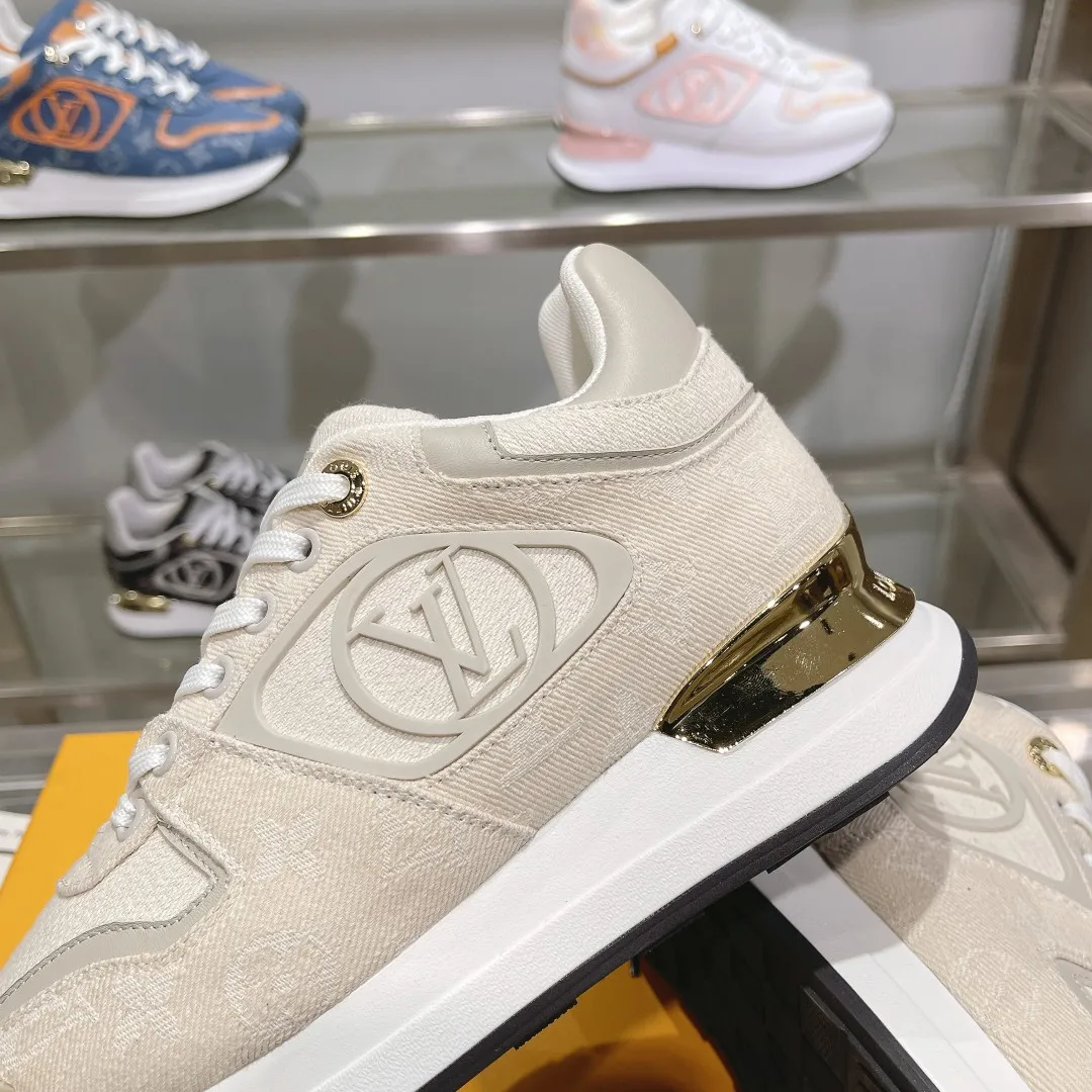 👟👟Ex-factory price 640👟👟 Men's size +10 Louis Vuitton's official website synchronizes the 2024 couple's models, this Neo Run Away sneakers are inspired by running shoes, integrating LV's iconic must-have shoes into the trend. This version is a 1:1 replica of the original version, reinterpreting Damier canvas with cow leather and mesh fabrics, highlighting its simple lines and unique wedge outsole. The main details include the LV initials on the side and the engraved gold heel stabilizer on the back plus a hidden insole. 2cm. Sizes 35-42, 39-46. Full package. High version. New and old customers are welcome to inquire.